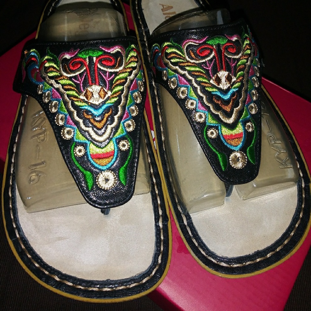 Alegria Thongs